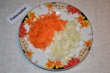 Шаг 3. Морковь натереть на терке, а лук нарезать кубиками.