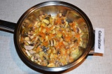 Шаг 6. В сковороде на растительном масле обжарить лук и морковь, добавить грибы