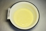 Шаг 1. Взбить яйца с сахаром, добавить растопленный маргарин, молоко, перемешать