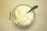 Шаг 7. Приготовить крем: взбить сметану с сахарной пудрой.