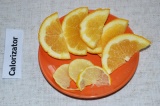 Шаг 3. Если апельсин большой, то хватит половинки. Разрезать апельсин и лимон на
