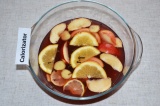 Шаг 4. Когда клюквенный сок станет теплым, нужно добавить фрукты и корень имбиря