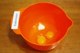 Шаг 1. Взбить яйца с солью и сахаром.
