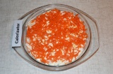 Шаг 3. Корейскую морковь немного порезать. Выложить поверх филе и смазать сметан