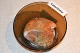 Шаг 1. Свиную рульку хорошо вымыть, залить водой, чтоб немного настоялась. Мясо