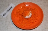 Шаг 4. Морковь отварить и натереть на мелкой терке. Творожный шарик также обваля