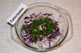 Шаг 6. Мелко нарезанный укроп добавить к капусте и заправить салат оливковым мас
