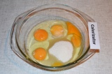 Шаг 1. Яйца и сахар смешать в миске.