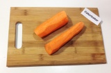 Шаг 1. Морковь очистить от кожуры, промыть под водой.