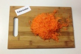 Шаг 2. Натереть морковь на мелкой тёрке.