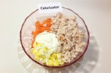 Шаг 6. В салатницу положить курицу, морковь и яйцо, добавить йогурт и щепотку со