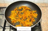 Шаг 6. Разогреть сковороду с растительным маслом. Обжарить лук с морковью до зол