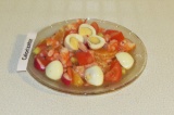 Готовое блюдо: салат овощной с креветками и мандаринами