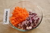 Шаг 2. Морковь натереть на терке, а лук нарезать маленькими кубиками.