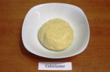 Шаг 2. В течение 5-7 минут вымесить эластичное тесто, смазать растительным масло