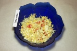 Шаг 4. Порезать кубиками помидор, добавить в салат.