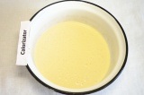 Шаг 2. Отделить желтки от белков. Взбить желтки с сахаром (150 гр. сахара).