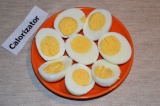 Шаг 1. Куриное яйцо отварить, остудить и очистить. Разрезать яйца на половинки
