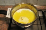 Шаг 2. Нагреть в кастрюльке молоко и растопить в нем сливочное масло.