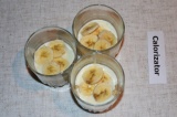 Шаг 9. Печенье залить пудингом и добавить бананы. Так чередовать до самого верха