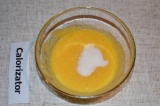 Шаг 3. Желтки растереть с сахаром и ванильным сахаром.