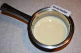 Шаг 5. В молоко понемногу добавить желтковую смесь. Непрерывно помешивать до заг