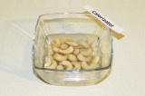 Шаг 1. Замочить орехи на пару часов (водой залить чтобы она покрывала кешью).