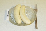 Шаг 2. Размять бананы вилкой.