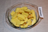 Шаг 1. Картофель хорошо вымыть и нарезать небольшими дольками.