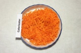Шаг 1. Морковь натереть на крупной тёрке.