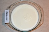 Шаг 4. Для крема нужно подогреть молоко с сахаром.