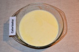 Шаг 6. В молоко постепенно ввести желтки с мукой и варить крем до загустения