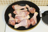 Шаг 1. Обжарить куриные ножки на сковороде с тремя столовыми ложками масла в теч