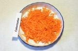 Шаг 3. Морковь натереть.