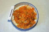 Шаг 5. Обжарить морковь с луком на растительном масле до мягкости, добавить морк