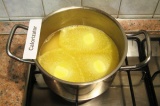 Шаг 2. Залить горячей водой, добавить соль и сливочное масло. Поставить вариться
