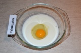 Шаг 1. Кефир и яйцо смешать в миске.