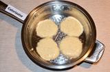 Шаг 5. Сковороду нагреть, оладьи выпекать с обеих сторон до золотистой корочки.