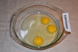 Шаг 1. Яйца с сахаром смешать в миске.