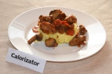 Готовое блюдо: мясо с грибами и картофельным пюре