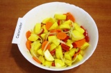 Шаг 6. Сложить в миску картофель, лук, морковь, перец. Посолить, поперчить, поли