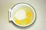 Шаг 2. Взбить яйца с сахаром.