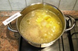 Шаг 5. Выложить картофель в бульон и варить 5 минут.