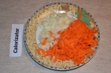 Шаг 1. Лук мелко нарезать, морковь натереть на терке. Обжарить овощи на растител