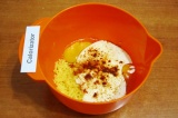 Шаг 6. Смешать лук с чесноком, петрушку, сметану, 2 яйца, сыр и паприку, посолит