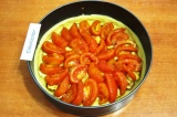 Шаг 8. Наколоть тесто вилкой. Выложить на тесто помидоры и цукини.