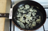 Шаг 5. Обжарить лук в растительном масле, добавить грибы и слегка обжарить.