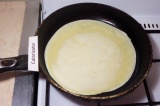 Шаг 8. Обжарить большие блины с обеих сторон, на сковороде, смазанной маслом.