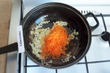 Шаг 3. Морковь потереть на мелкой тёрке и слегка обжарить с луком.