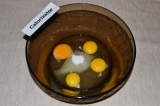 Шаг 1. В миске смешать яйца и сахар.
